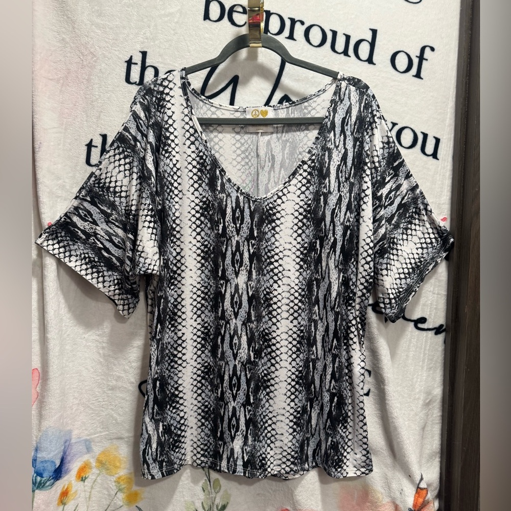 Cake Snakeskin Sequin Top Short  Sleeve Size M